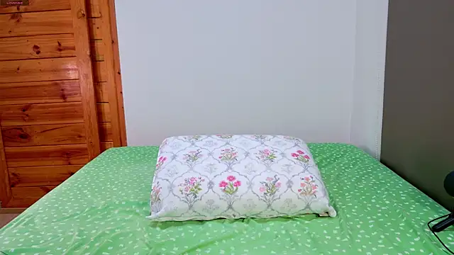 Snapshot of Cee_chalynn chatting on 3, 1, 2025 Cee chalynn online show from 3, 1, 2025