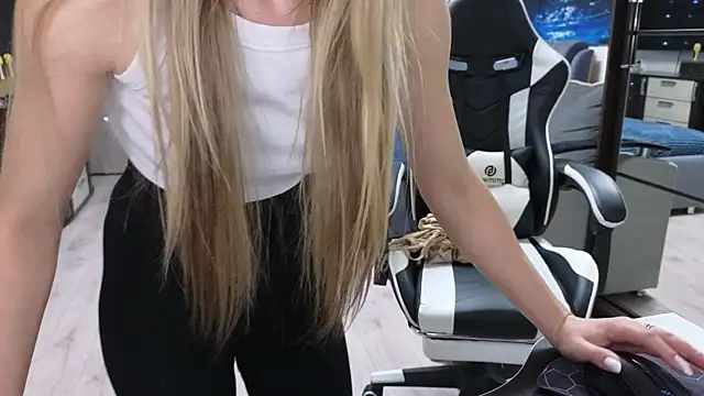 Snapshot of Strip-Lady chatting on 17, 12, 2025 Strip-Lady online show from 17, 12, 2025