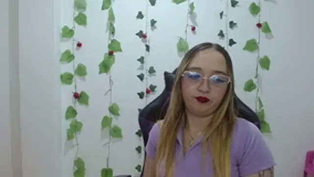 Snapshot of Liaroberts1 chatting on 7, 5, 2026 Liaroberts1 online show from 7, 5, 2026