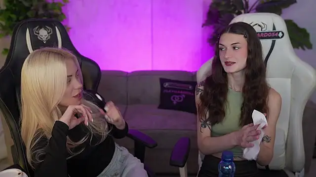 Snapshot of Britney054 chatting on 3, 2, 2026 Britney054 online show from 3, 2, 2026