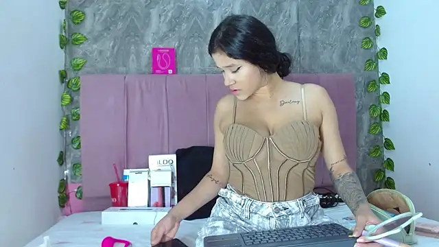 anitacorreahotcm101 online show from 4, 4, 2026