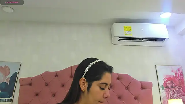 Snapshot of ThyaraJhons chatting on 27, 6, 2026 ThyaraJhons online show from 27, 6, 2026