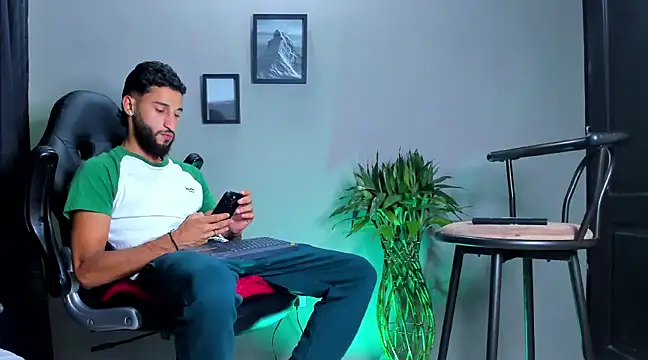 Snapshot of Damian_022 chatting on 8, 1, 2025 Damian 022 online show from 8, 1, 2025