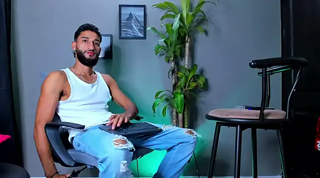 Snapshot of Damian_022 chatting on 8, 1, 2025 Damian 022 online show from 8, 1, 2025