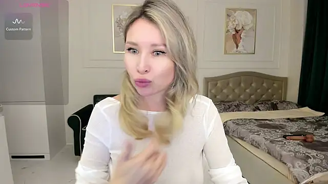 Jolie Ozolla online show from 6, 10, 2025