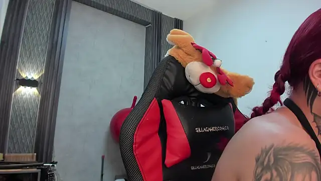 selene red  online show from 6, 4, 2026