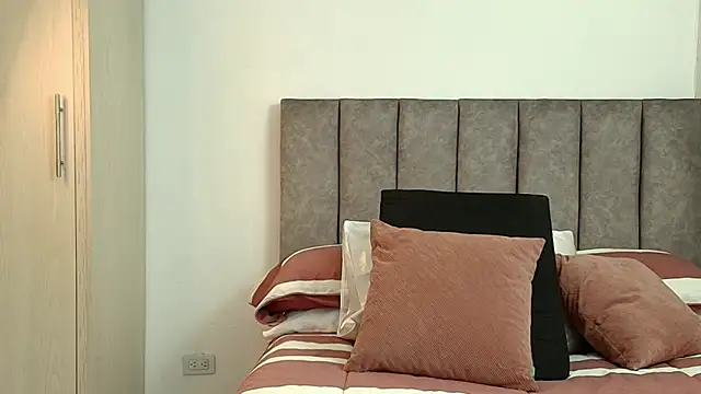 karina lewis  online show from 15, 4, 2026