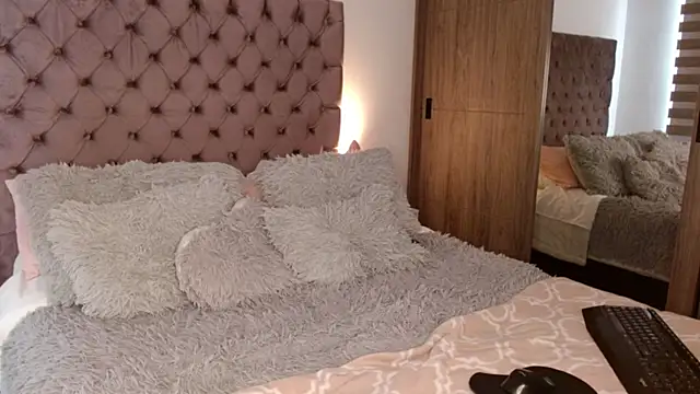 Snapshot of Roussmariehenao chatting on 12, 10, 2025 Roussmariehenao online show from 12, 10, 2025