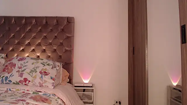 Snapshot of Roussmariehenao chatting on 17, 12, 2025 Roussmariehenao online show from 17, 12, 2025