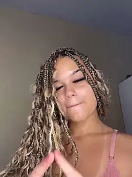 Lolacavalona online show from 2, 2, 2025