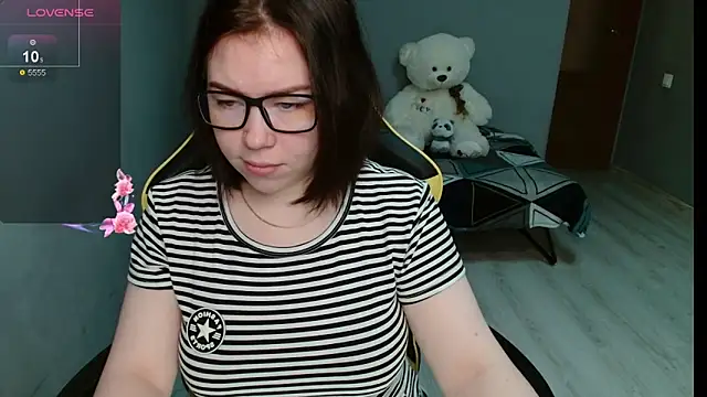 Emily Amorre online show from 6, 10, 2025