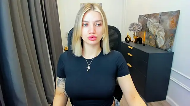 SelenaeMoore online show from 19, 4, 2026