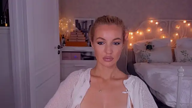 Snapshot of aestetick chatting on 9, 10, 2025 aestetick online show from 9, 10, 2025