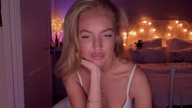 Snapshot of aestetick chatting on 16, 10, 2025 aestetick online show from 16, 10, 2025