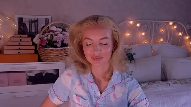 Snapshot of aestetick chatting on 17, 10, 2025 aestetick online show from 17, 10, 2025