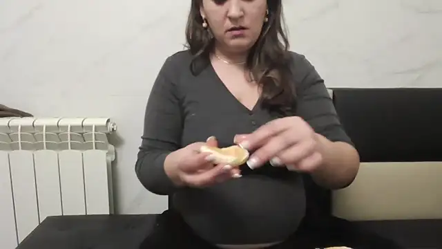 Snapshot of milfmomxx chatting on 11, 1, 2025 milfmomxx online show from 11, 1, 2025