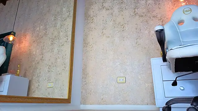 AlessiaLondon online show from 8, 11, 2025