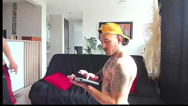 Snapshot of MARCELOANDLUCIAN chatting on 25, 2, 2025 MARCELOANDLUCIAN online show from 25, 2, 2025