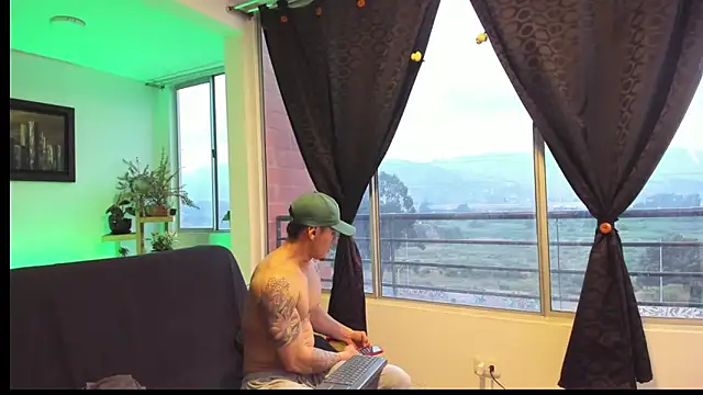 Snapshot of MARCELOANDLUCIAN chatting on 12, 11, 2025 MARCELOANDLUCIAN online show from 12, 11, 2025