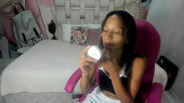 EMMA SWEETT1 online show from 28, 1, 2025