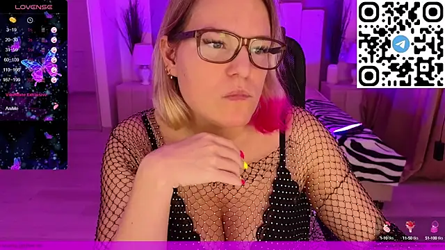 Snapshot of EVAshinyGIRL chatting on 8, 2, 2025 EVAshinyGIRL online show from 8, 2, 2025