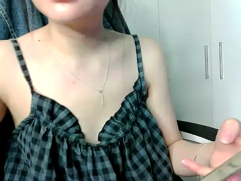 Snapshot of Yin-girl chatting on 10, 11, 2025 Yin-girl online show from 10, 11, 2025