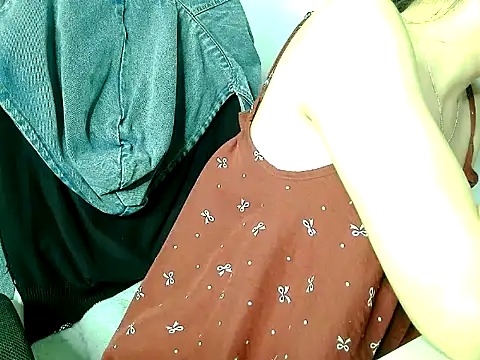 Snapshot of Yin-girl chatting on 11, 11, 2025 Yin-girl online show from 11, 11, 2025