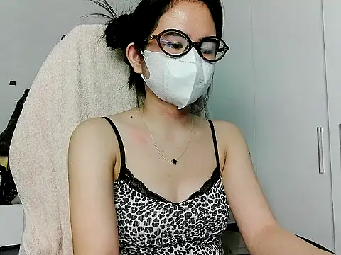 Snapshot of Yin-girl chatting on 19, 11, 2025 Yin-girl online show from 19, 11, 2025