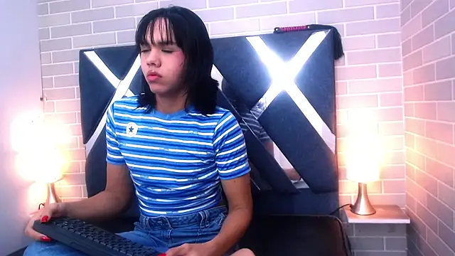 AndreaGil  online show from 18, 2, 2025