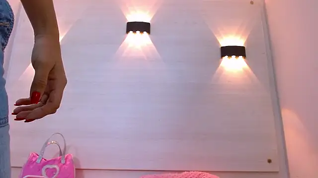 AndreaGil  online show from 6, 11, 2025