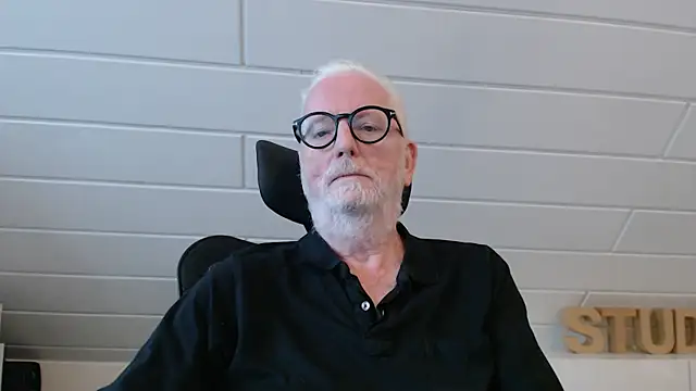 Snapshot of Greyhound70 chatting on 16, 9, 2025 Greyhound70 online show from 16, 9, 2025