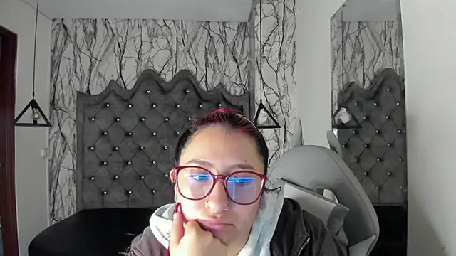 larissa01  online show from 11, 1, 2025