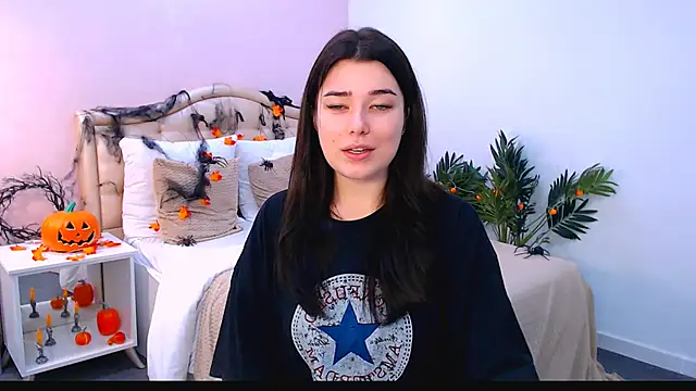 Snapshot of _Sun_Shy_ chatting on 5, 11, 2025 Sun Shy online show from 5, 11, 2025