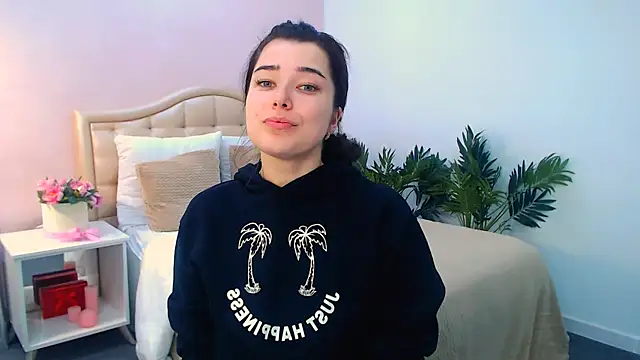 Snapshot of _Sun_Shy_ chatting on 13, 11, 2025 Sun Shy online show from 13, 11, 2025