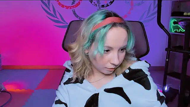 Snapshot of JasmineMilko chatting on 4, 1, 2025 JasmineMilko online show from 4, 1, 2025