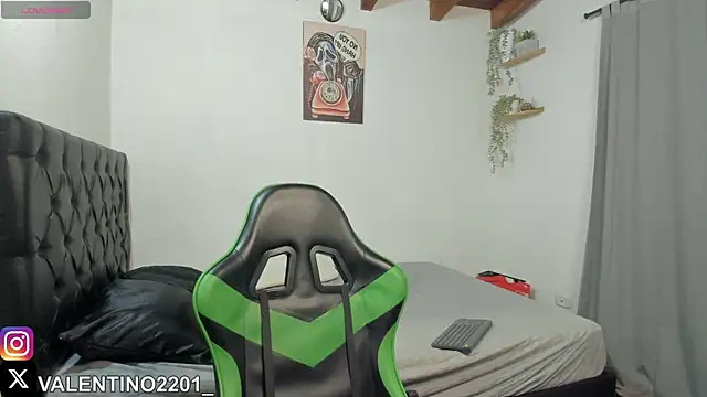 Snapshot of Valentino_Xander chatting on 10, 10, 2025 Valentino Xander online show from 10, 10, 2025