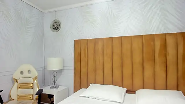 Daphne81  online show from 7, 1, 2025