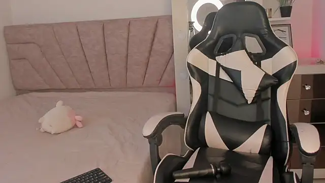 Snapshot of SavannahWildee chatting on 15, 10, 2025 SavannahWildee online show from 15, 10, 2025