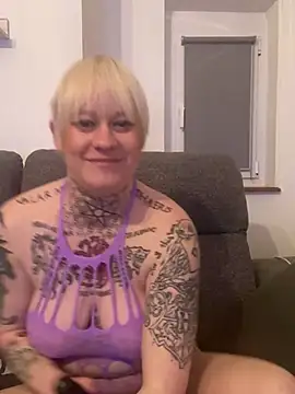 Snapshot of poussichienne chatting on 3, 3, 2025 poussichienne online show from 3, 3, 2025