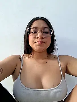 Snapshot of -VICKKY chatting on 27, 4, 2026 -VICKKY online show from 27, 4, 2026