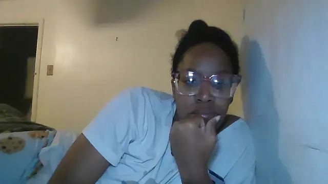 Snapshot of madamsensuale chatting on 3, 12, 2024 madamsensuale online show from 3, 12, 2024