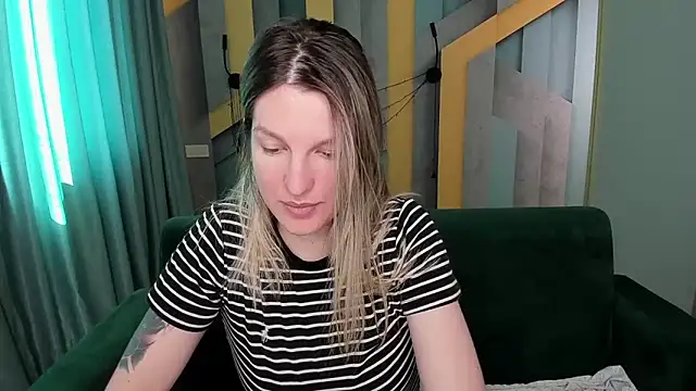 EmilyWalkeri online show from 10, 4, 2026