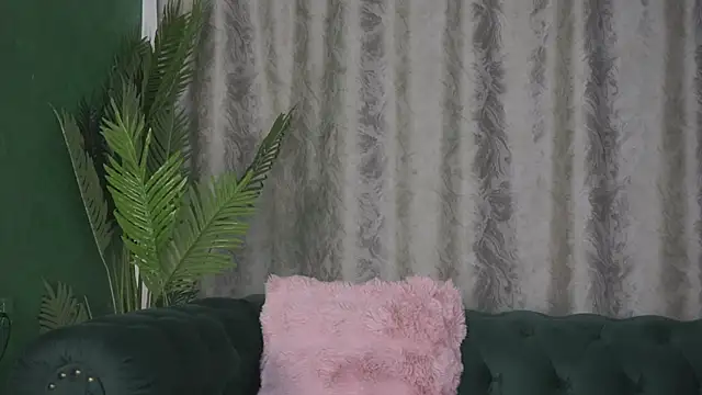 Snapshot of FoxieJullia chatting on 9, 3, 2025 FoxieJullia online show from 9, 3, 2025