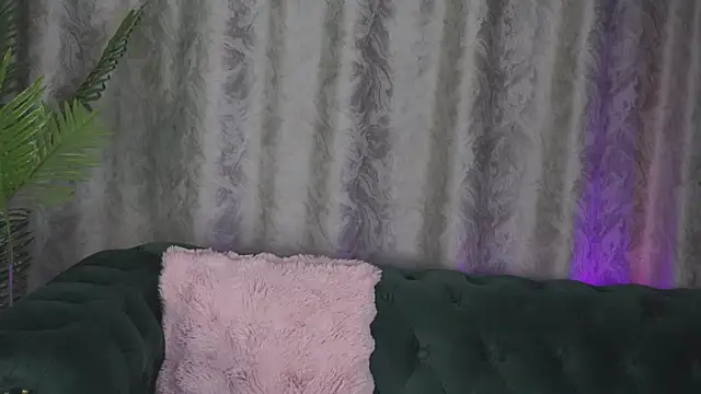 Snapshot of FoxieJullia chatting on 10, 3, 2025 FoxieJullia online show from 10, 3, 2025