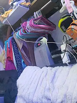 gurlnips online show from 10, 1, 2026