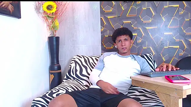 Snapshot of dominic_smith_ chatting on 22, 9, 2025 dominic smith online show from 22, 9, 2025