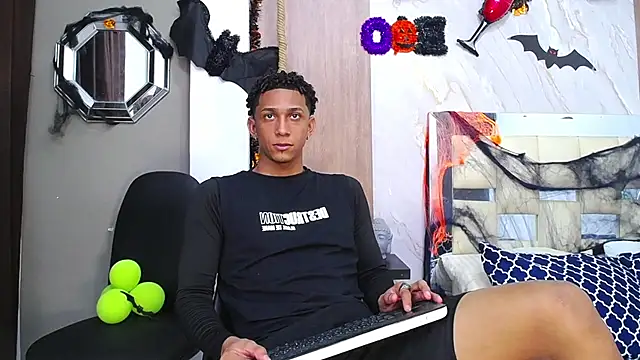 Snapshot of dominic_smith_ chatting on 28, 10, 2025 dominic smith online show from 28, 10, 2025