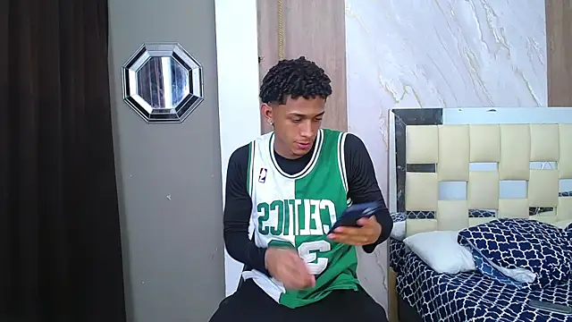 Snapshot of dominic_smith_ chatting on 11, 11, 2025 dominic smith online show from 11, 11, 2025