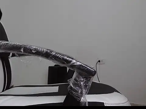 Snapshot of queen_findom chatting on 16, 9, 2025 queen findom online show from 16, 9, 2025