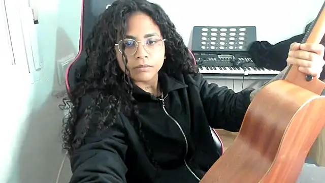 Snapshot of Ama_music chatting on 11, 5, 2026 Ama music online show from 11, 5, 2026